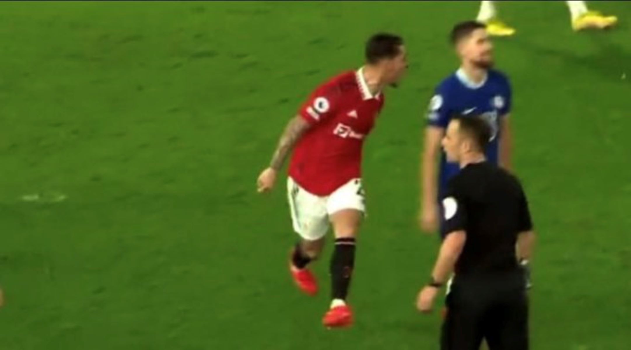 O τρελαμένος Άντονι έριξε… μπινελίκι στον Ζορζίνιο μπροστά στον διαιτητή (vid)