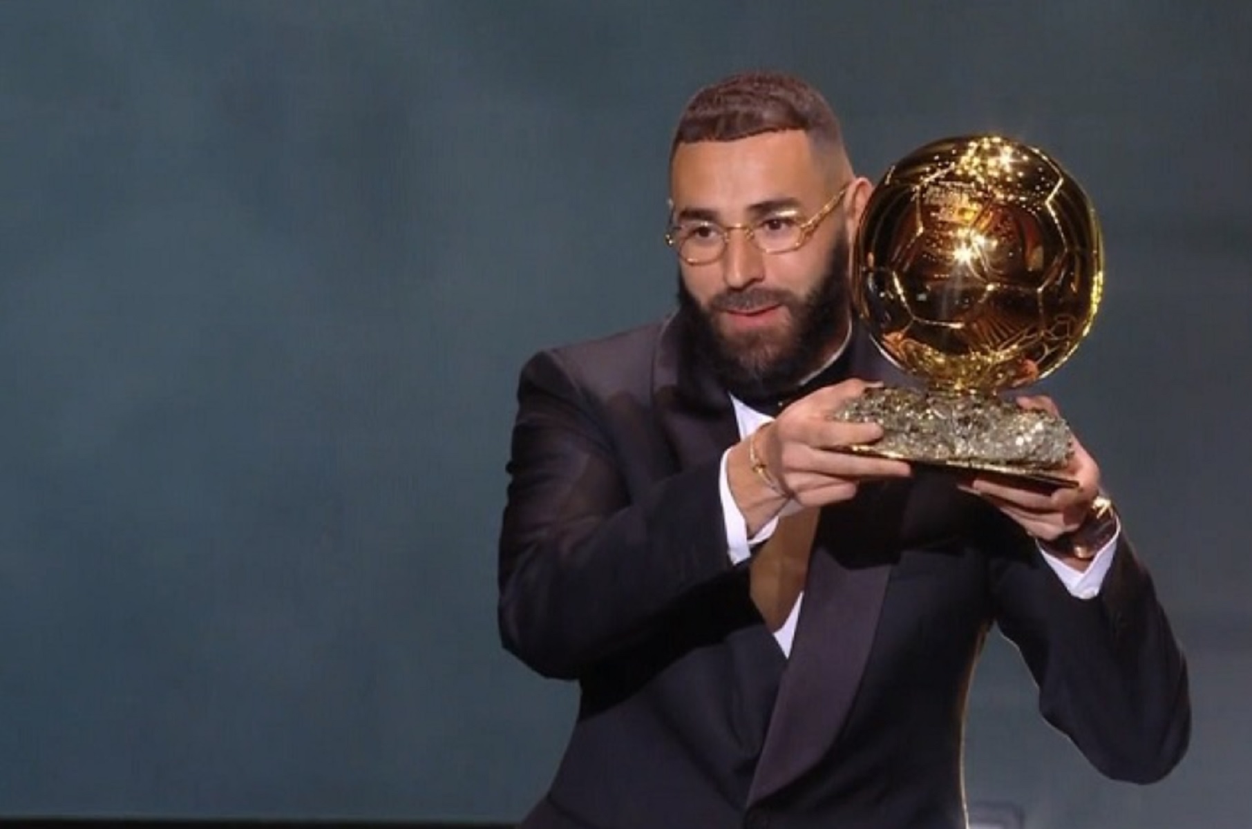 Η Χρυσή Μπάλα στα χέρια του «Βασιλιά» Μπενζεμά (vid)