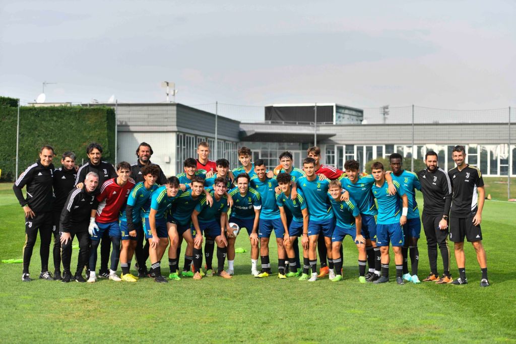 O Κιέζα μετράει αντίστροφα – Δίδαξε στους μικρούς «μπιανκονέρι» πως μπαίνουν τα γκολ (vid)