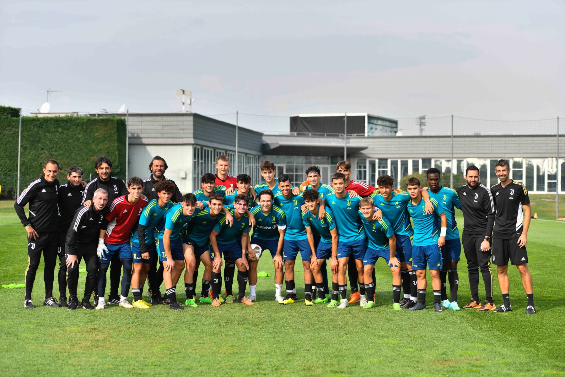 O Κιέζα μετράει αντίστροφα – Δίδαξε στους μικρούς «μπιανκονέρι» πως μπαίνουν τα γκολ (vid)