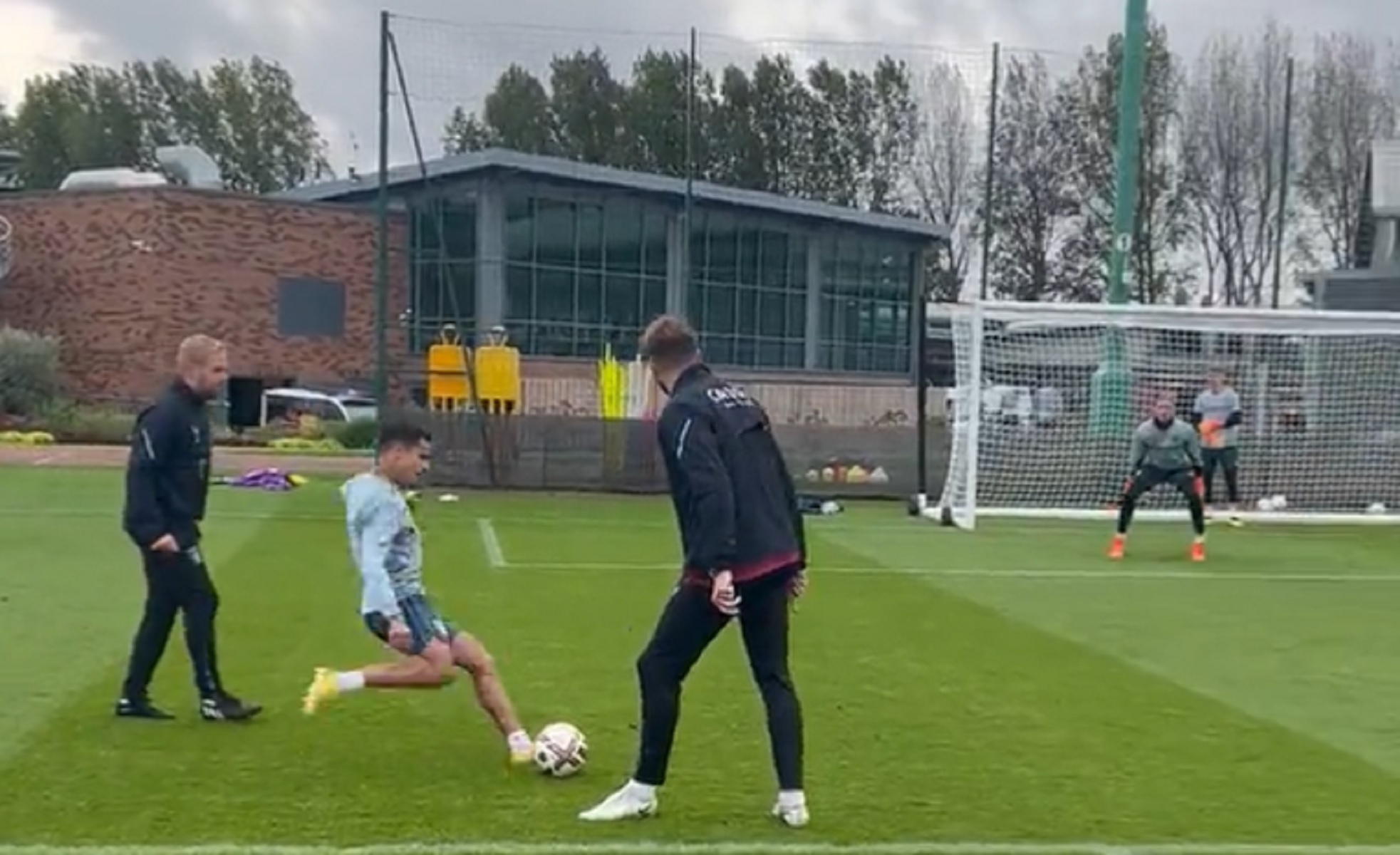 Διδάσκει ο Κουτίνιο – Ο Βραζιλιάνος παραδίδει μαθήματα τέλειου σουτ (vid)