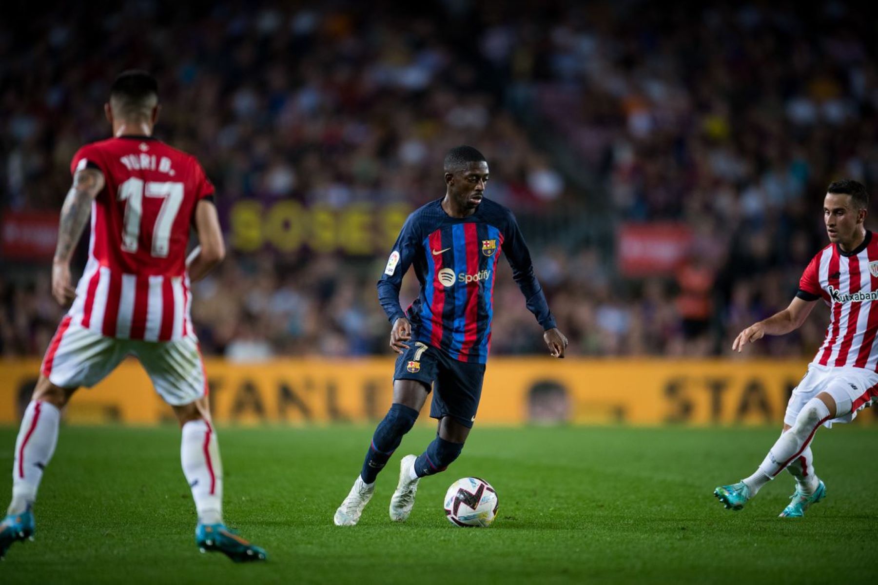 Μπαρτσελόνα: H μεταμόρφωση του Ντεμπελέ – Από… εγωιστής έγινε ο τέλειος σερβιτόρος (vid)