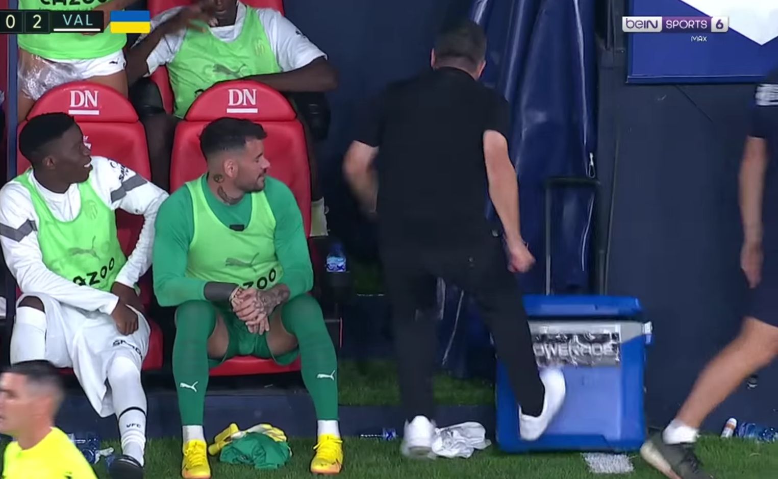 Έξαλλος ο Γκατούζο – Πήρε κόκκινη και… ξέσπασε στο ψυγείο! (vid)