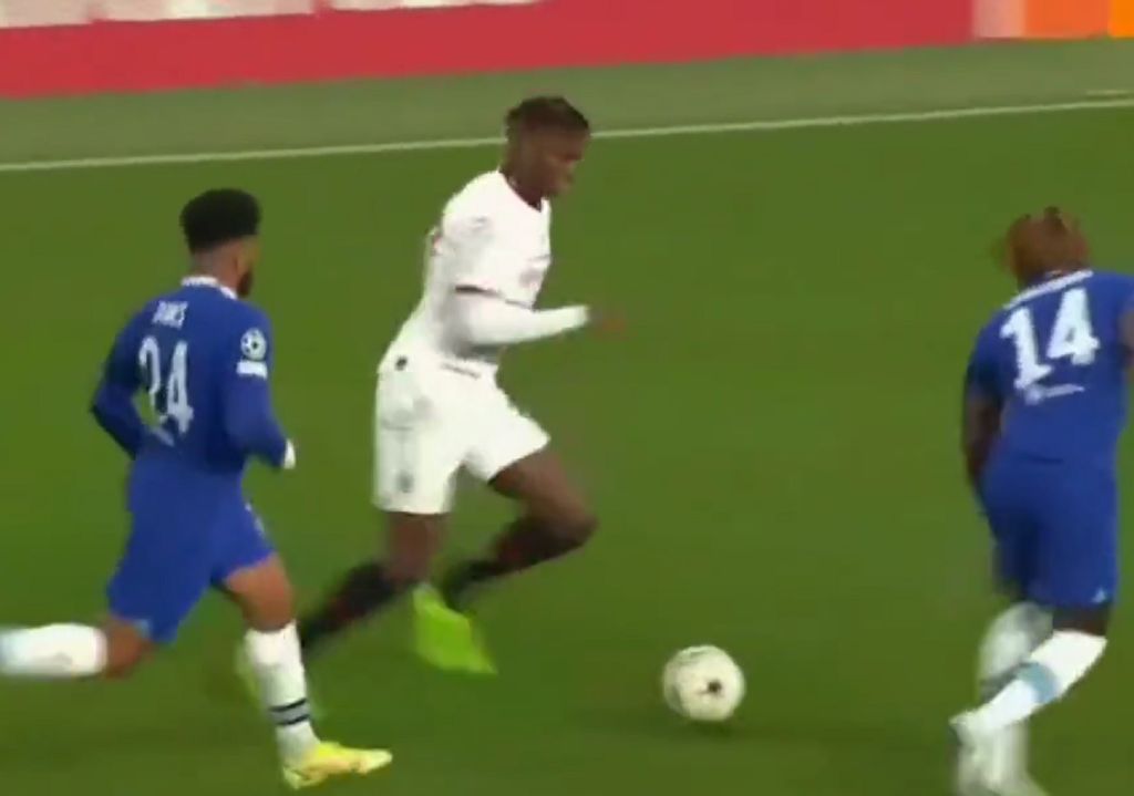 «Όαση» για τη Μίλαν ο Λεάο – Έκανε… κουτούς τρεις παίκτες της Τσέλσι σε λίγα μόλις τετραγωνικά μέτρα (vid)