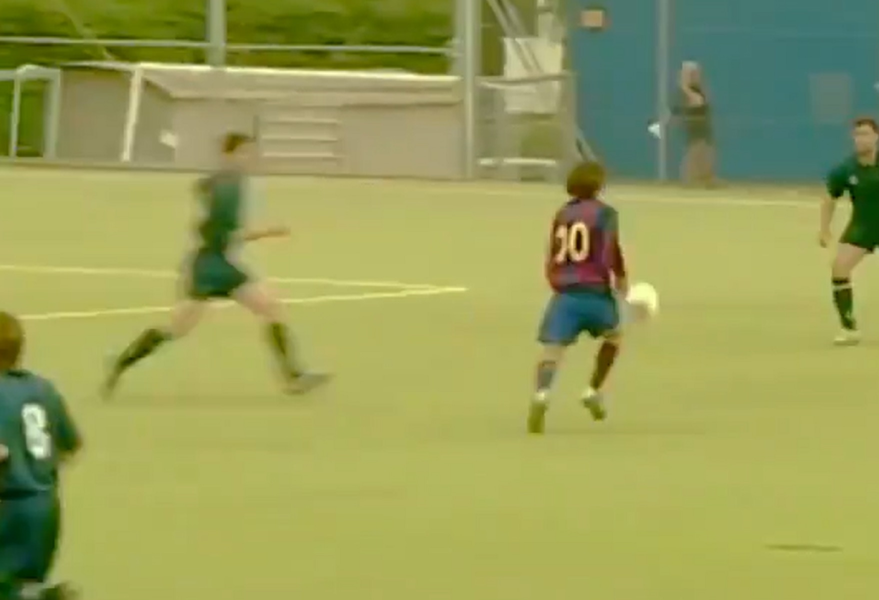 Συλλεκτικός Λιονέλ Μέσι μοιράζει… σακούλες στη Masia (vid)