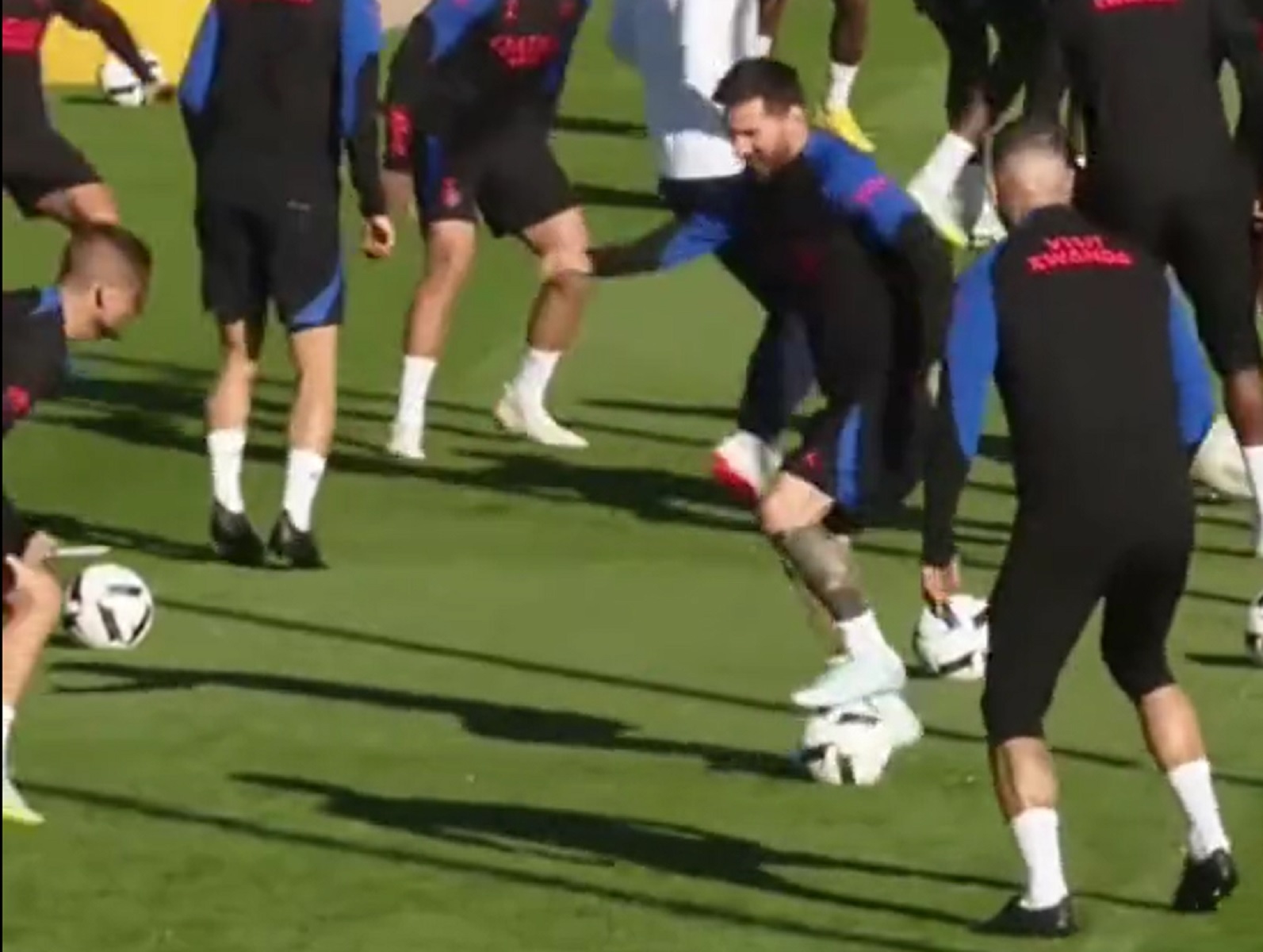 Ο Μέσι και τα μαγικά του κάνουν τον Βεράτι να… υποφέρει στις προπονήσεις (vid)