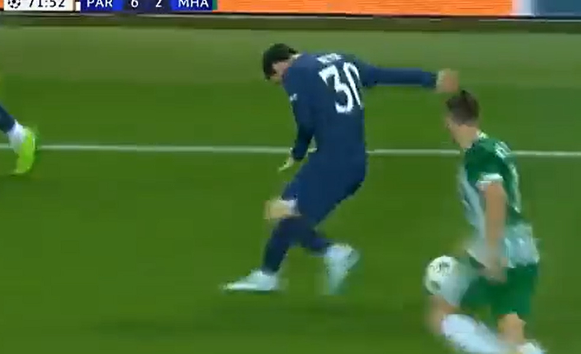 Η στιγμή που στο Παρίσι όλοι «πάγωσαν» με το χτύπημα πάνω στον Μέσι (vid)