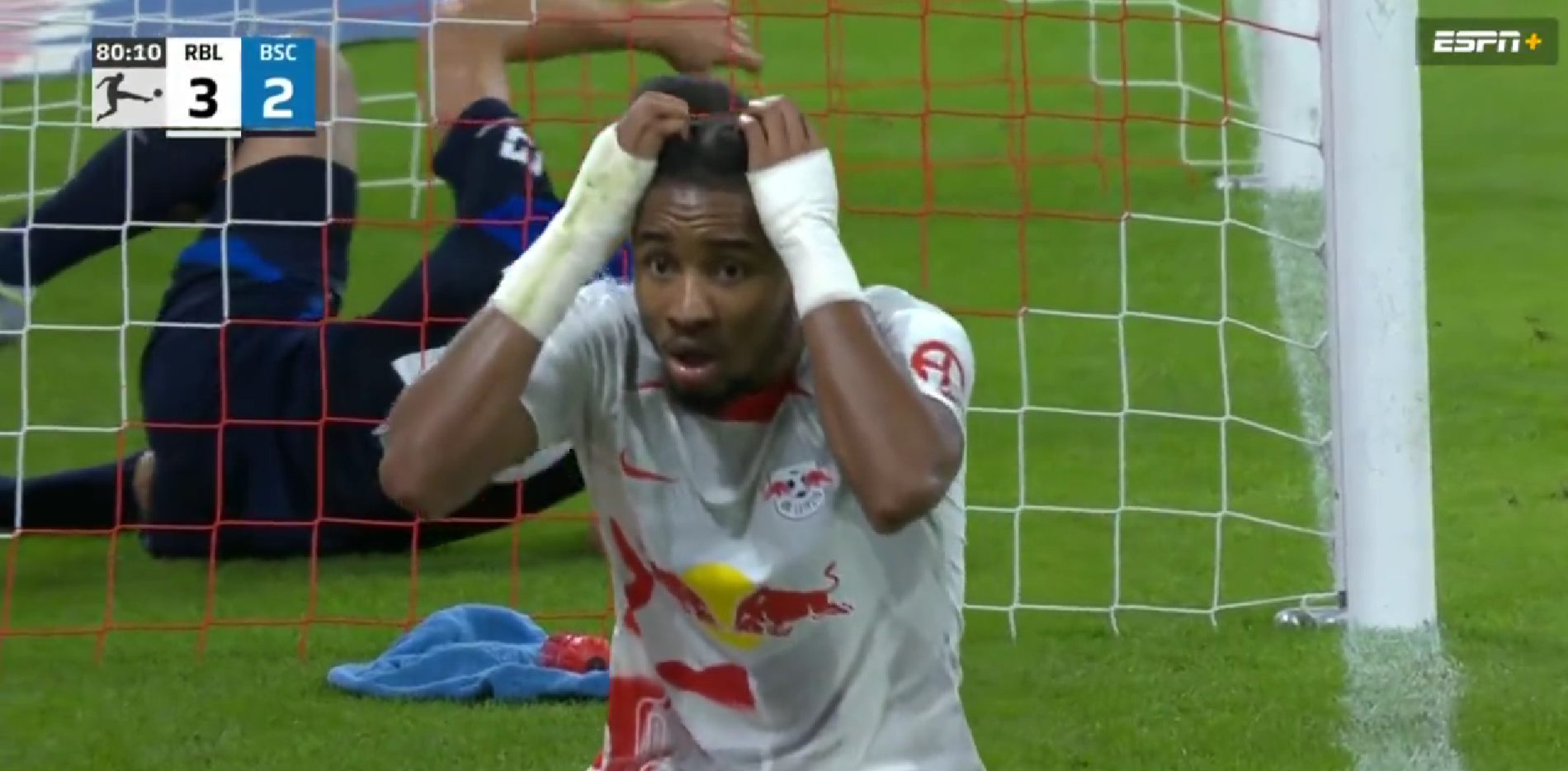 Ο Ενκουκού τα είδε… όλα όταν έχασε σίγουρο γκολ! (vid)