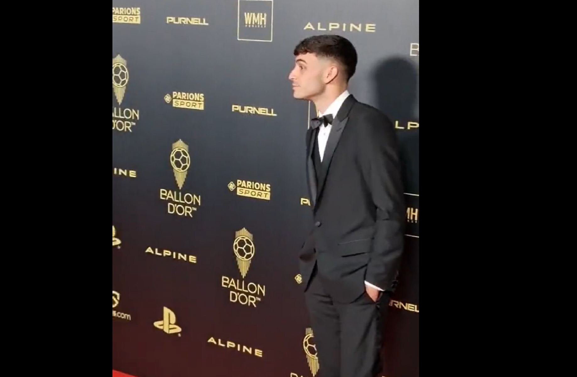 Μπαρτσελόνα: Ο… παλιός Πέδρι δείχνει στον Γκάβι πως να στέκεται στο κόκκινο χαλί (vid)