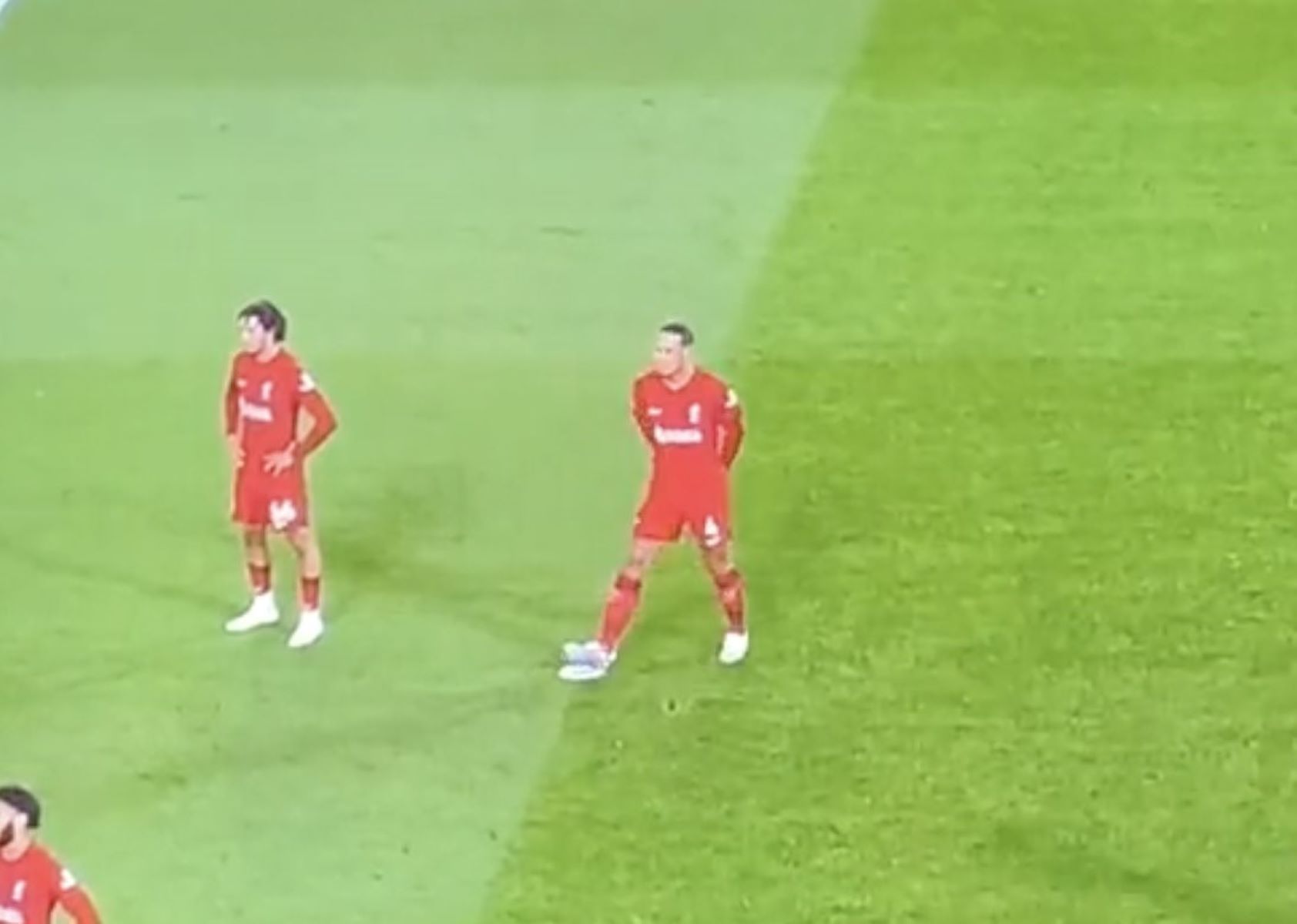 Λίβερπουλ: Πανέξυπνος Φαν Ντάικ… ξηλώνει την άσπρη βούλα πριν το πέναλτι του Μπόουεν (vid)