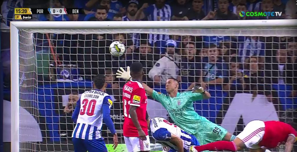 Ιπτάμενος Βλαχοδήμος: Εντυπωσιακό «στοπ» στο μεγάλο κανόνι της Πόρτο! (vid)