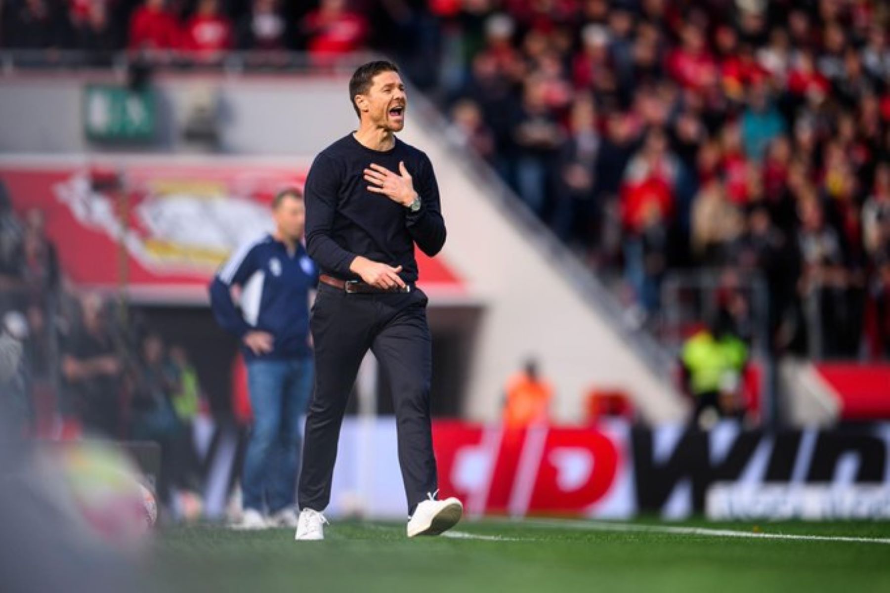 Ο Αλόνσο ξεκίνησε να μοιράζει… ασπιρίνες στους αντιπάλους του (vid)