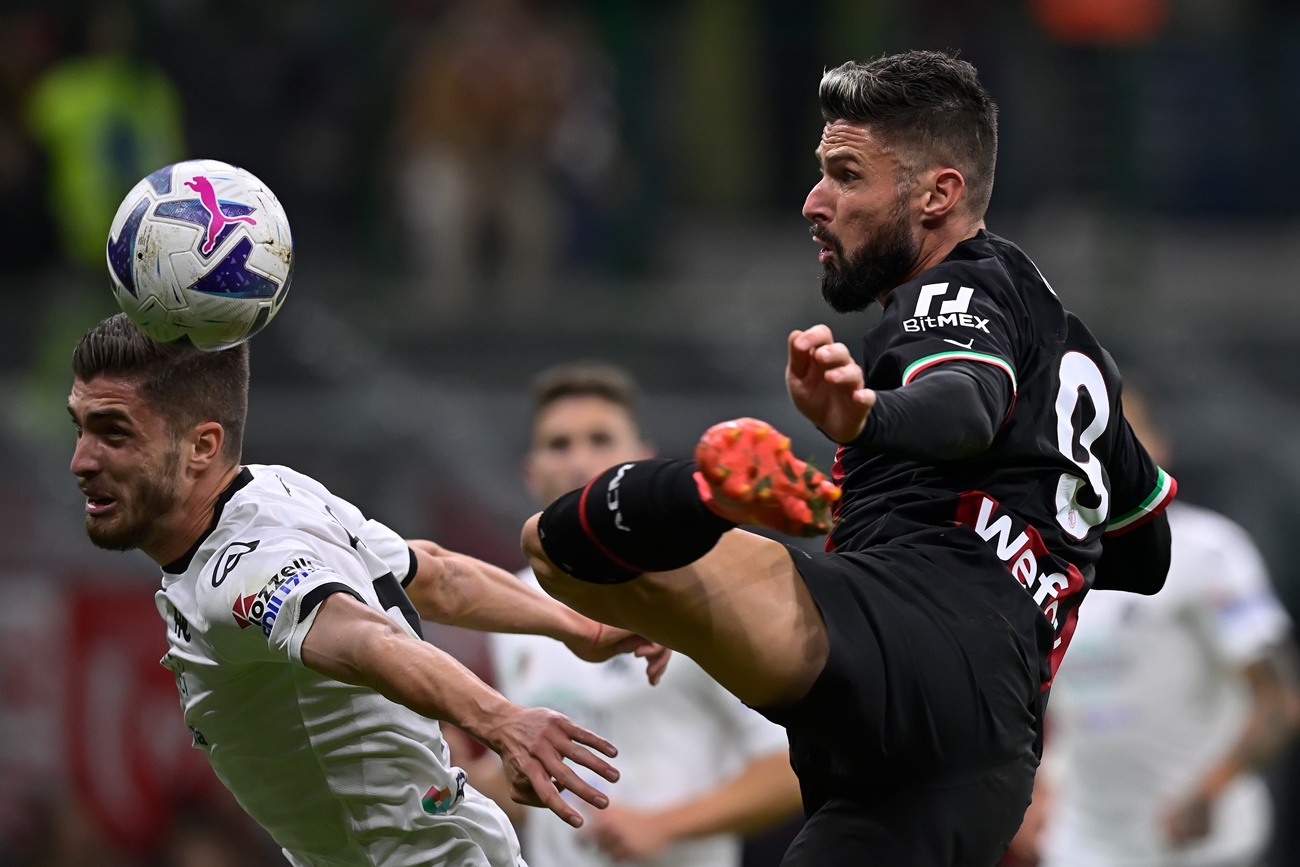 Ο Ζιρού «ξελάσπωσε» τη Μίλαν με ασύλληπτο αεροπλανικό βολ πλανέ! (vid)