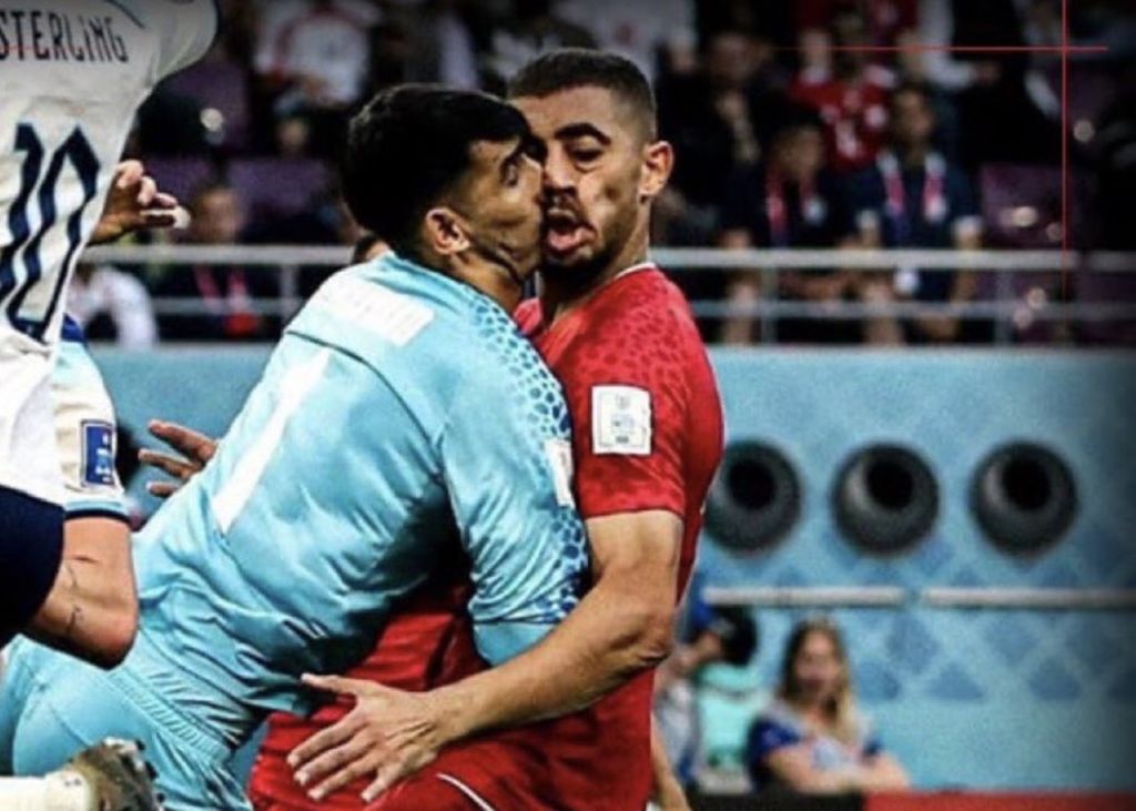 Mundial: Εναέριο… φιλί από δυο παίκτες του Ιράν – Έφυγε με φορείο ο ένας…