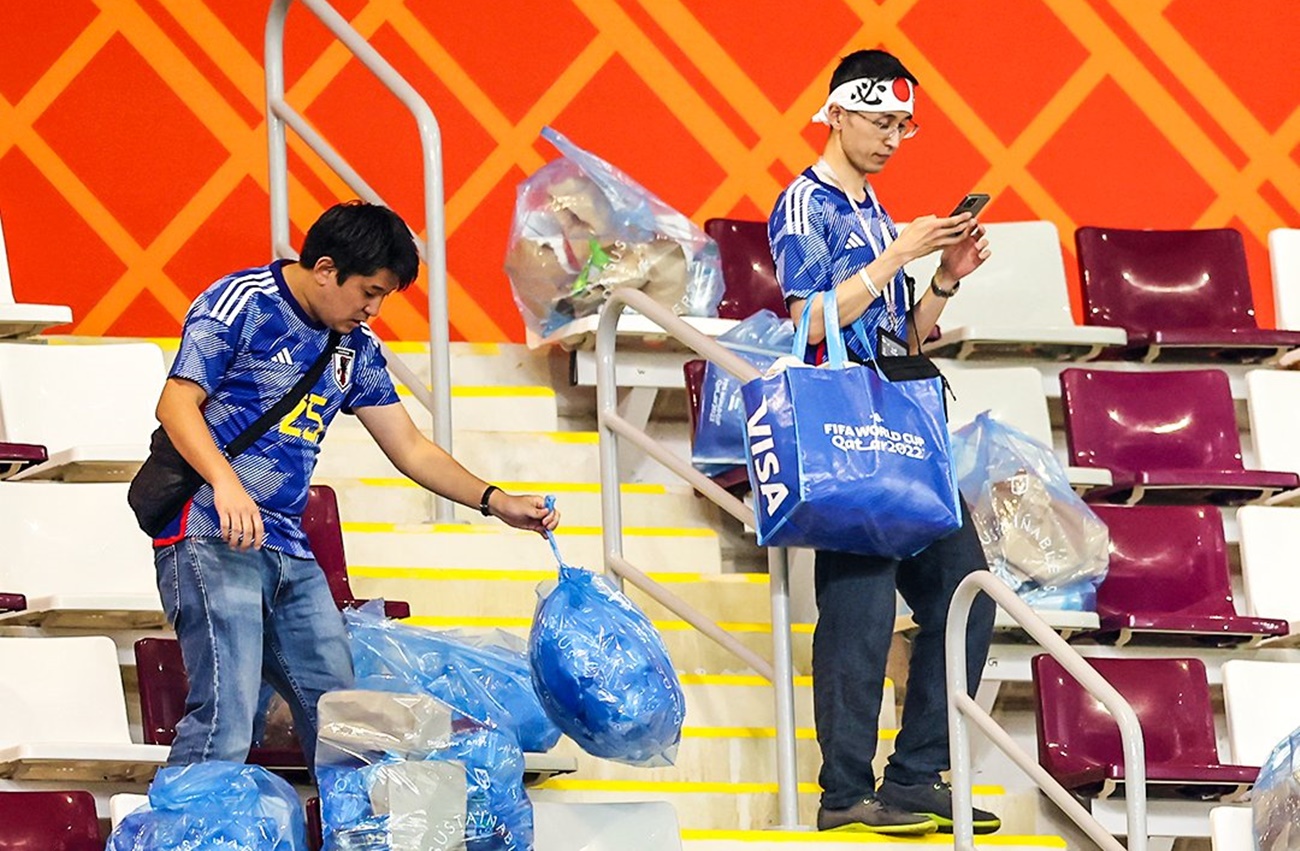 Υπόκλιση στους Ιάπωνες που έμειναν στην κερκίδα να μαζέψουν τα σκουπίδια τους! (pics)