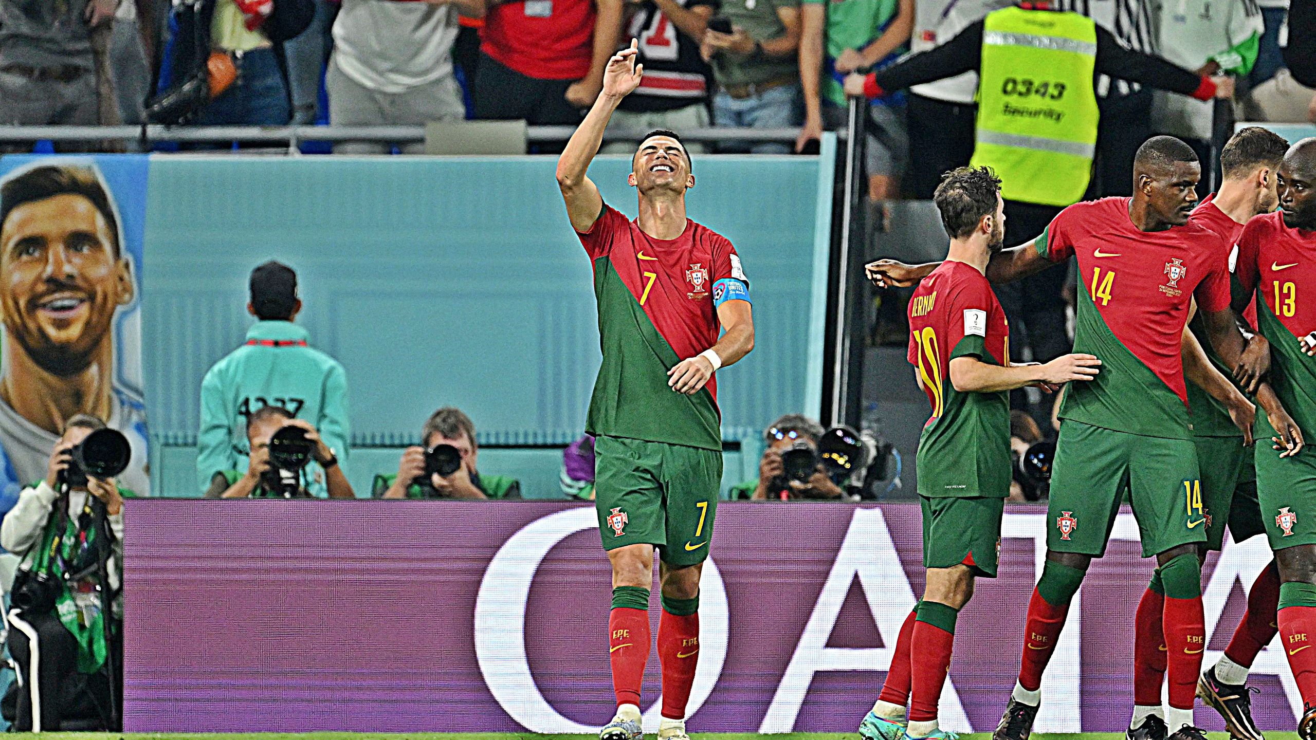 Όλα τα φώτα στον Κριστιάνο – Η απολαυστική του πρεμιέρα στο Kατάρ! (vids)