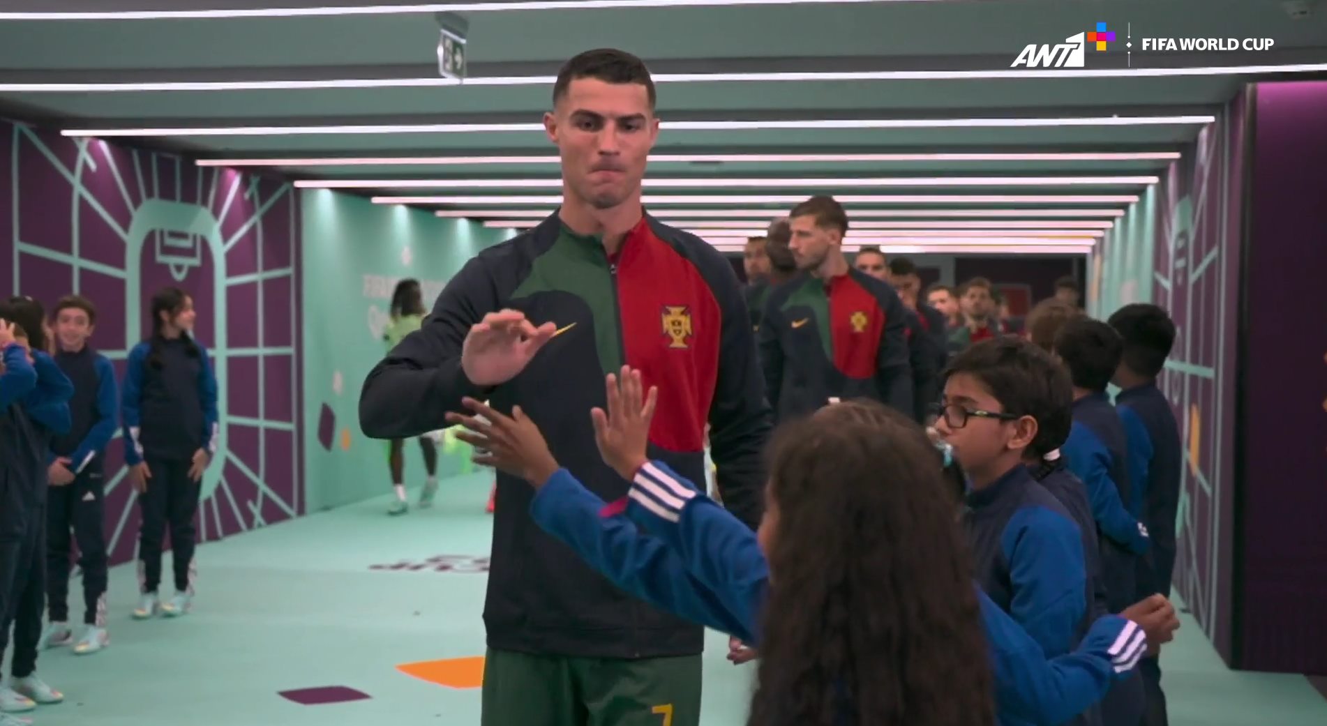 Ο κακός χαμός για χάρη του Κριστιάνο: Ο Πορτογάλος χαιρέτησε ένα- ένα τα παιδάκια! (vid)