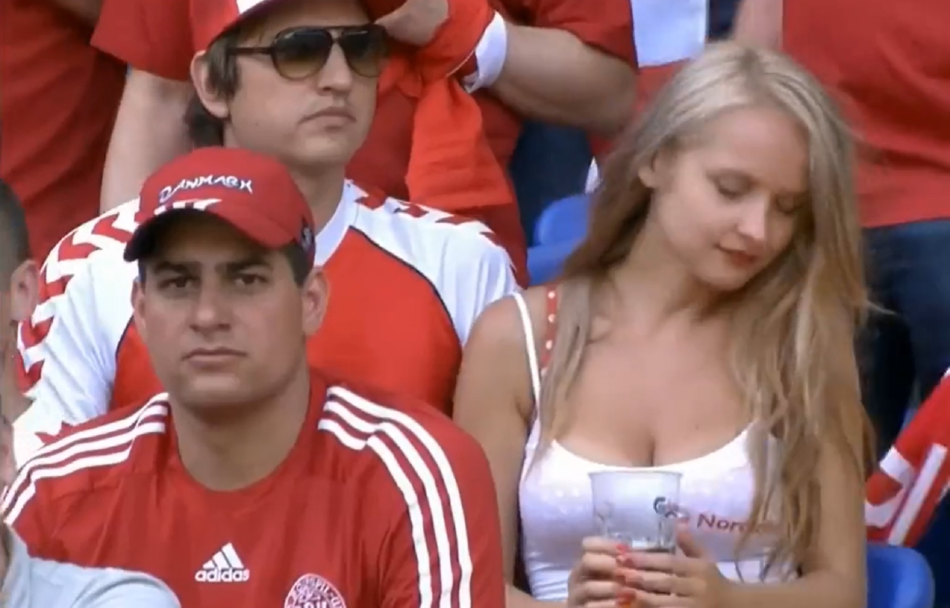 H Δανία «κόλλησε» στο μηδέν, πήρε όμως δέκα με τόνο στη μάχη της κερκίδας (vid)