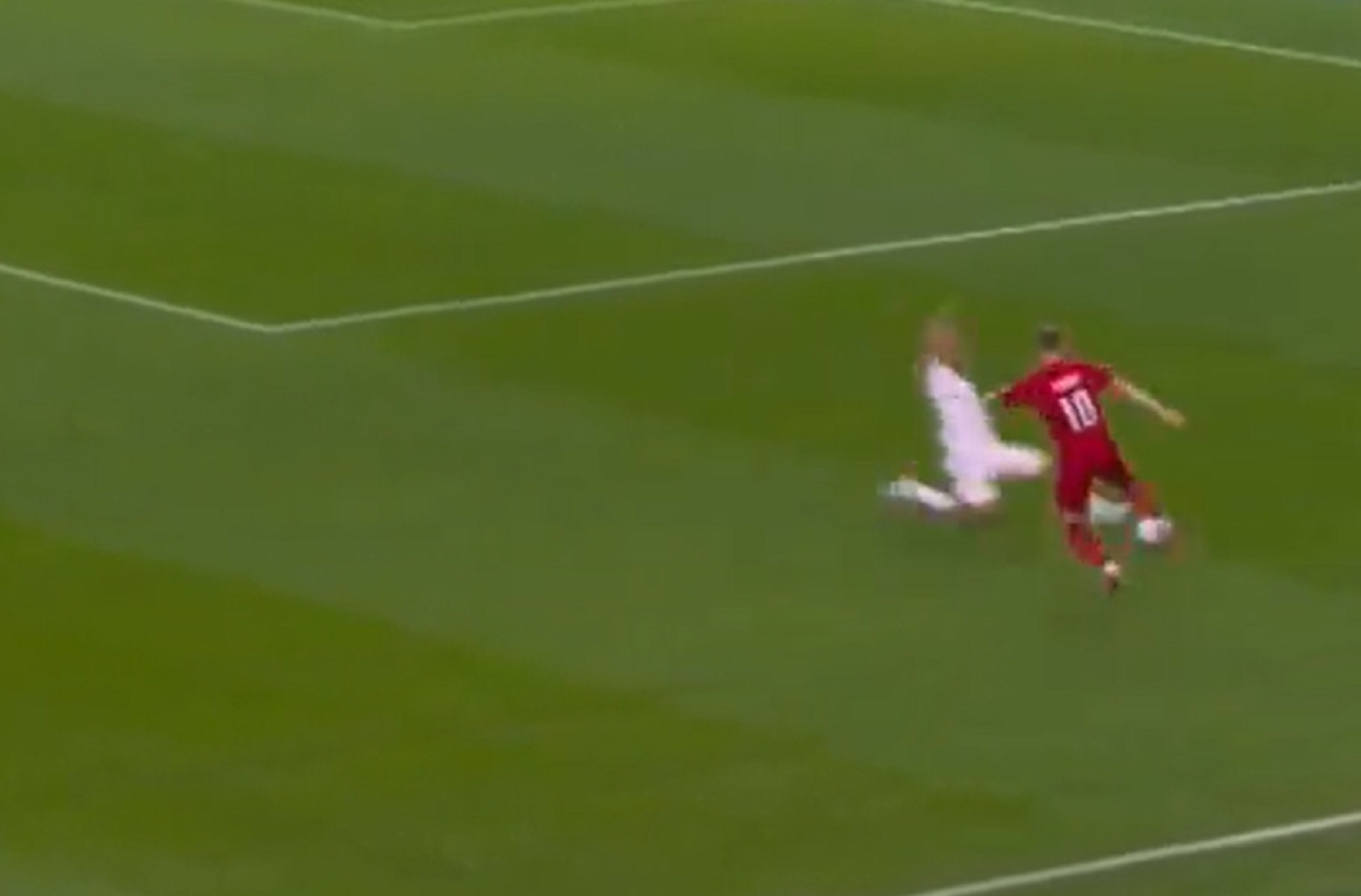 Παίκτης της Τυνησίας λίγο έλειψε να κόψει το ποδόσφαιρο στον Έρικσεν (vid)