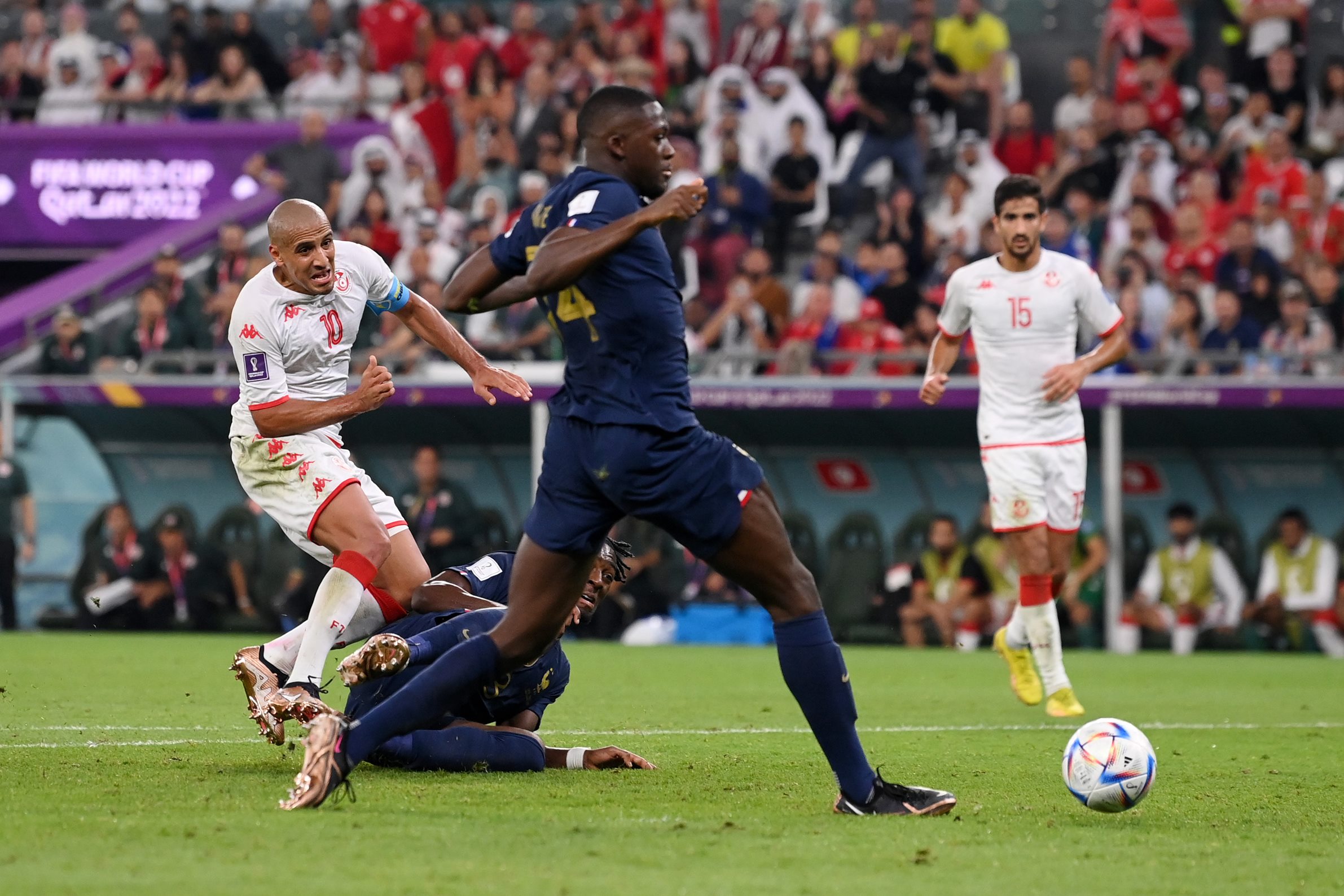 Μαγικό γκολ από τον Καζρί: Πήρε παραμάζωμα την άμυνα των Γάλλων! (vid)