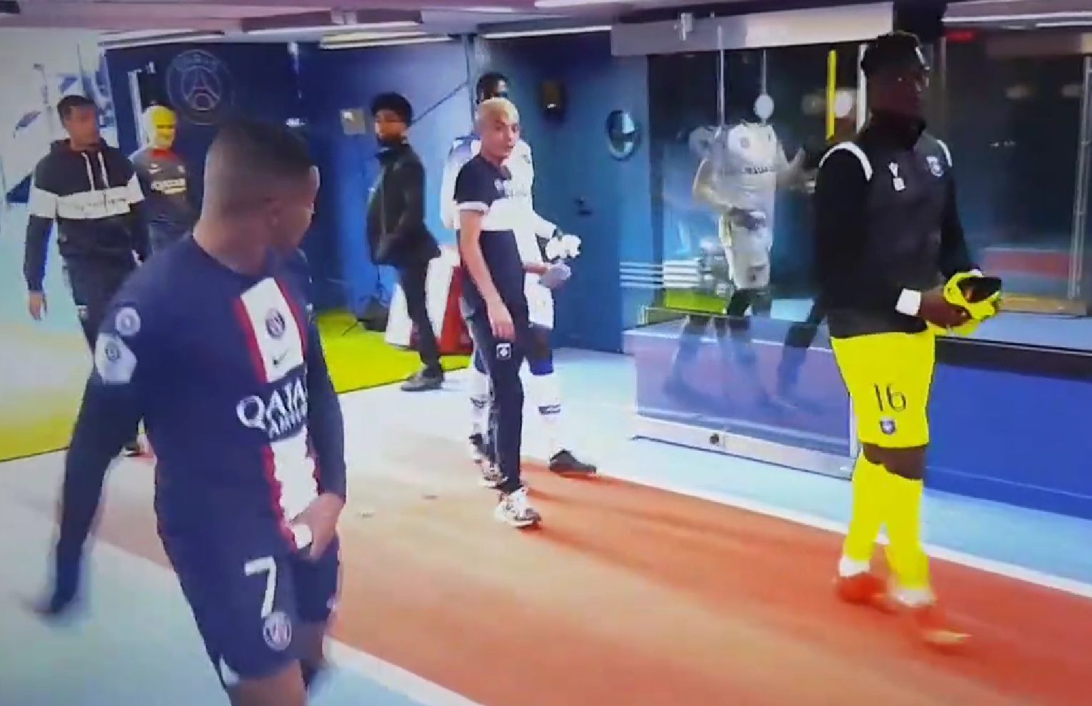 Άσεμνος κι απαράδεκτος ο Μπαπέ – Έδειξε τα… αχαμνά του σε παίκτη της Οσέρ! (vid)