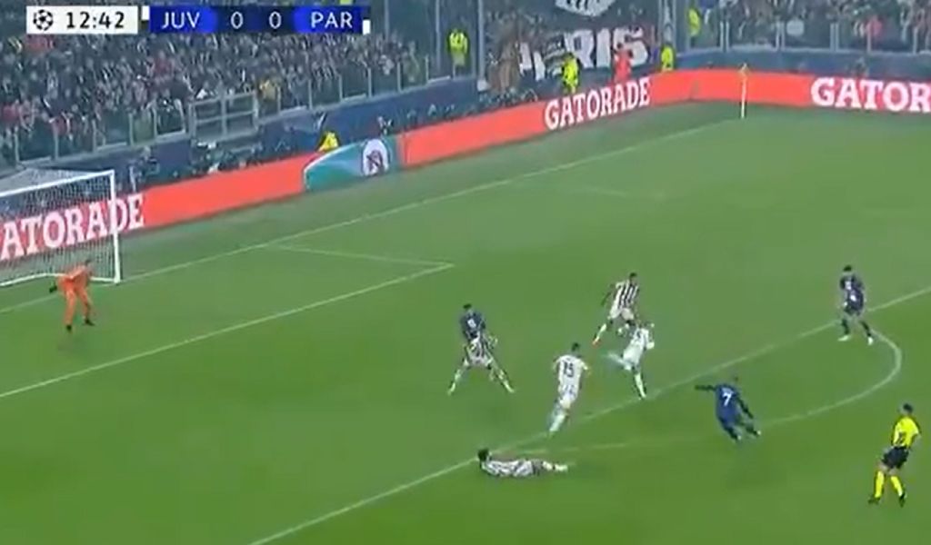 Πάτησε γκάζι και χάθηκε ο Μπαπέ – Γκολάρα μέσα στο Τορίνο από τον Γάλλο (vid)