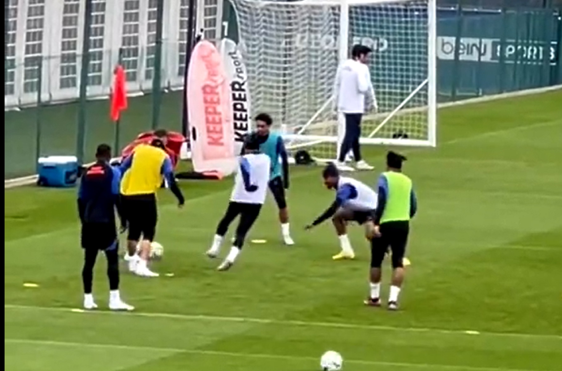 Ο Μέσι «πόδιασε» τον Νέιμαρ στην προπόνηση και τρέλανε τους Παριζιάνους (vid)