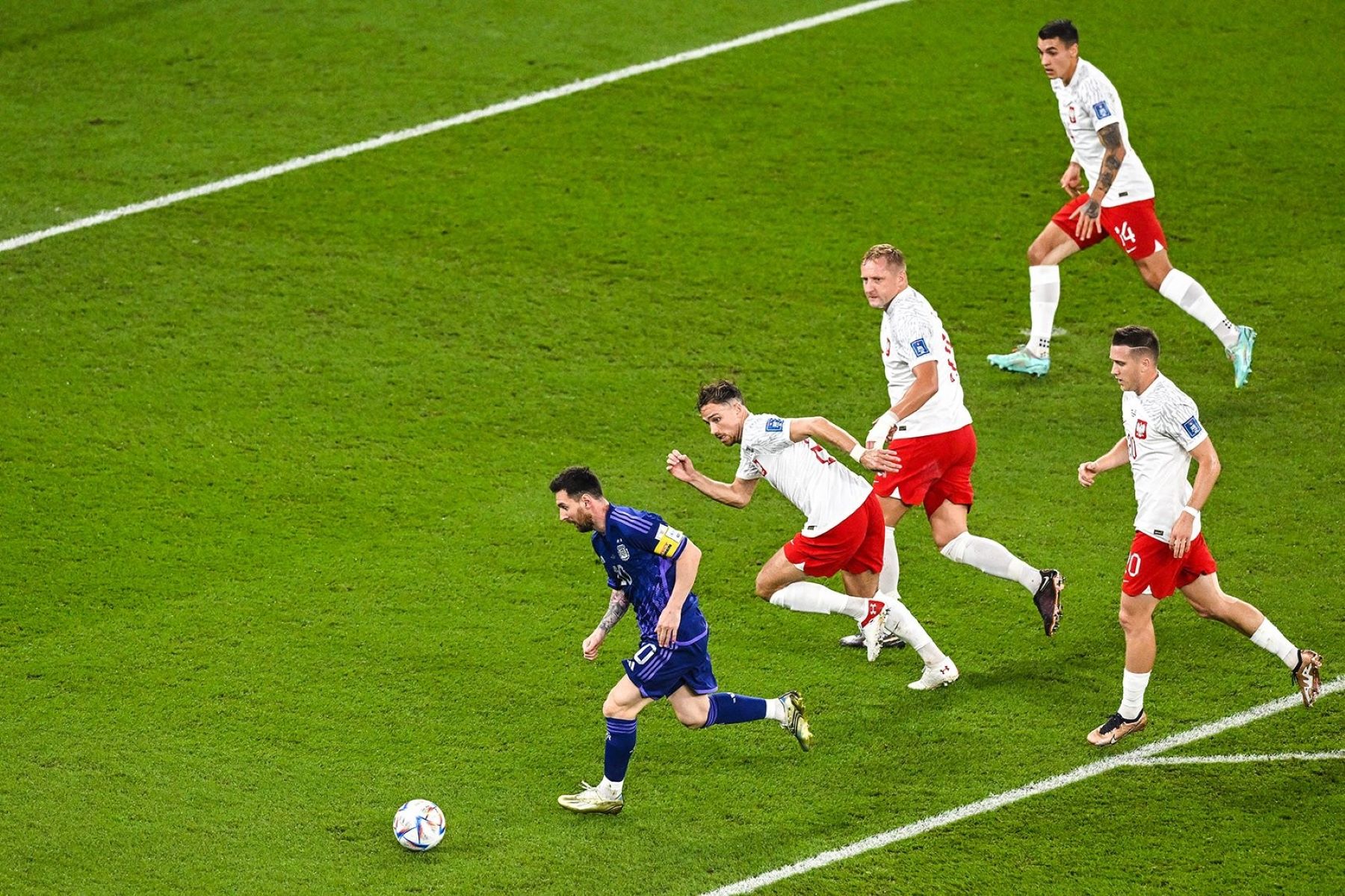 «Έπεσε» όλη η Πολωνία πάνω στον Μέσι – Απέκρουσε ο Σέζνι (vid)