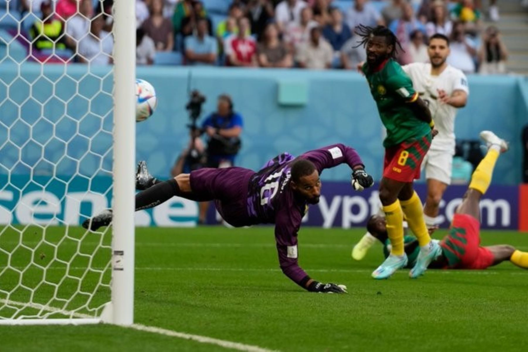 Ο Μίτροβιτς άδειασε τον αντίπαλο του αλλά… έσπασε το δοκάρι του Καμερούν (vid)