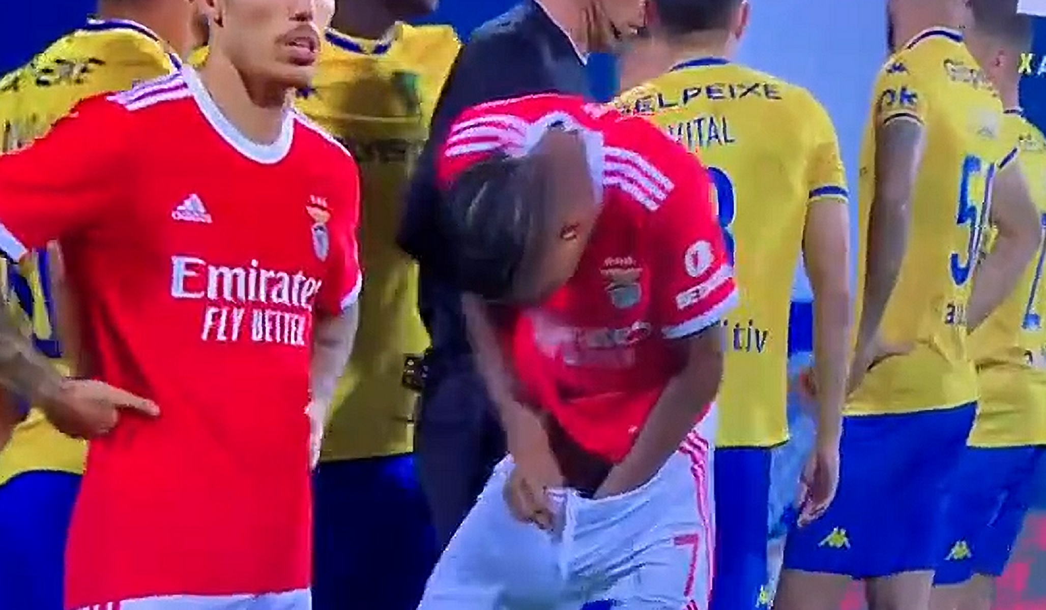 Ο Νέρες της Μπενφίκα «τακτοποίησε» on camera τα γεννητικά του όργανα (vid)