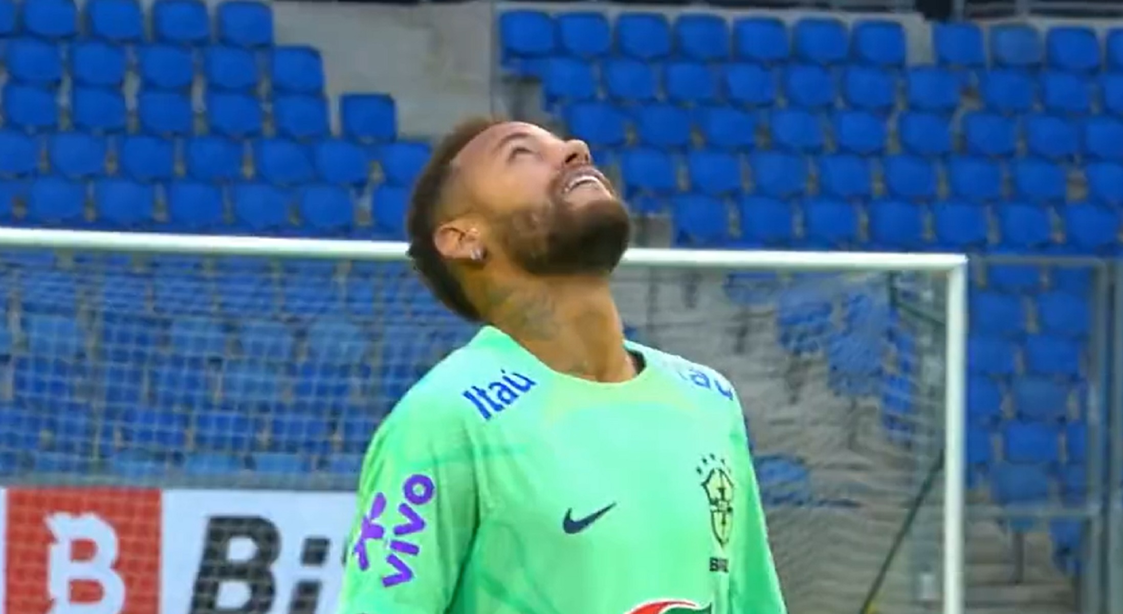 Ο Νεϊμάρ λατρεύει τα challenge – «Κόλλησε» τη μπάλα… από τον ουρανό (vid)