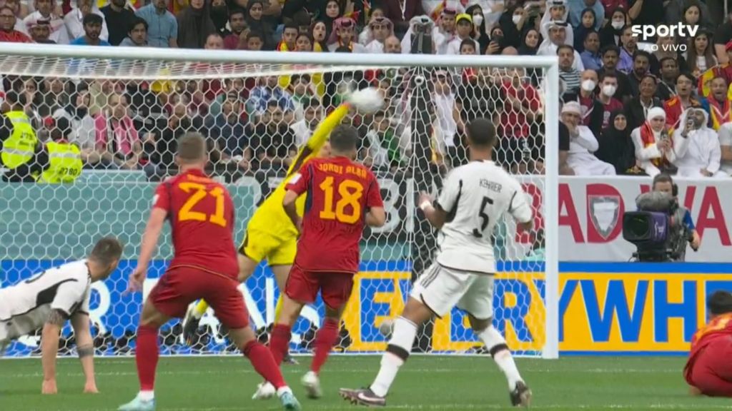 Ισπανία- Γερμανία: Ο Νόιερ έδειξε την κλάση του με τη «ρουκέτα» που έπιασε! (vid)