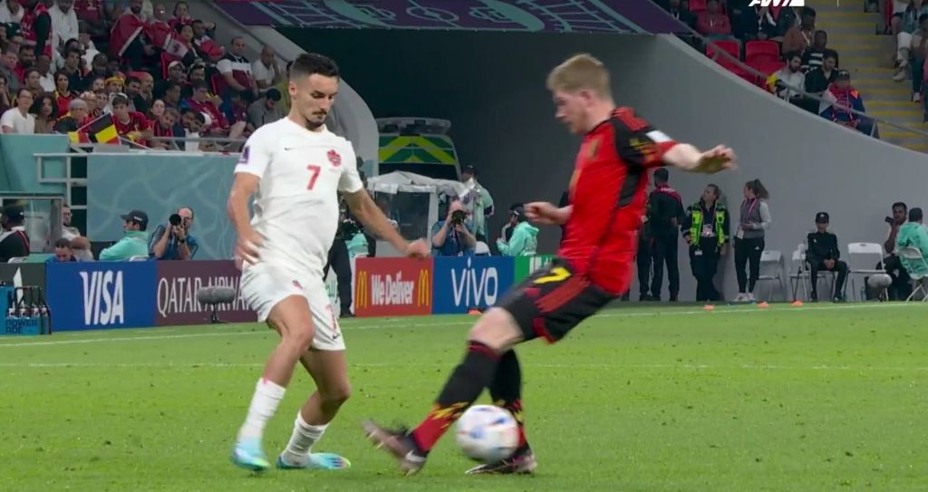 O Εουστάκιο έστειλε… αδιάβαστο τον Ντε Μπρούιν με την «ποδιά» του! (vid)