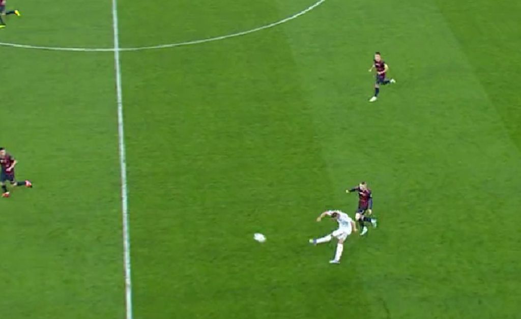 Κι όμως ο Ποντόλσκι όχι απλώς παίζει ακόμα, αλλά βάζει γκολ πίσω από το κέντρο! (vid)