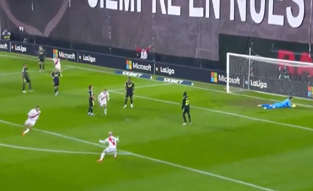 H Ράγιο «πληγώνει» με το… καλησπέρα τη Βασίλισσα (vid)