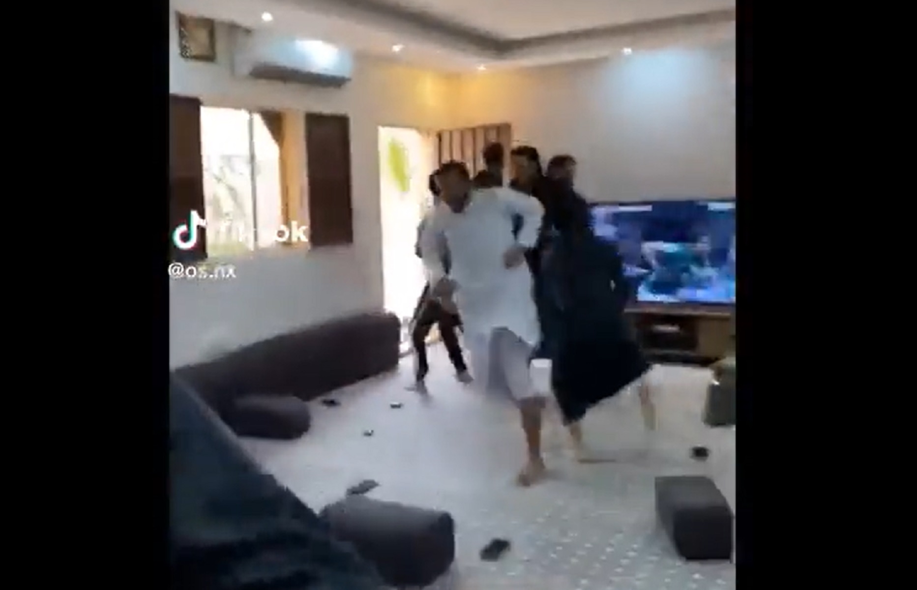 Σαουδάραβας ξεκόλλησε τη πόρτα του σπιτιού του στο 2-1 επί της Αργεντινής (vid)