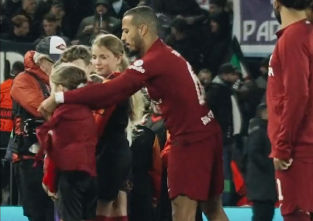 Κύριος με τα όλα του ο Τιάγκο – Έδωσε τη ζακέτα του σε κοριτσάκι που κρύωνε (vid)