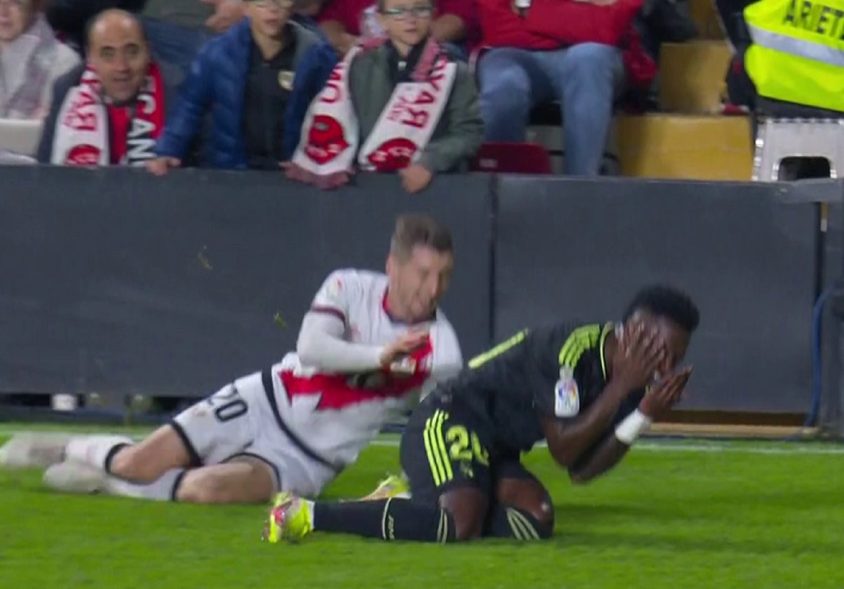 H Ράγιο ξεπέρασε τα όρια – Ο Βινίσιους… μάζεψε ξύλο και για το σπίτι (pics)