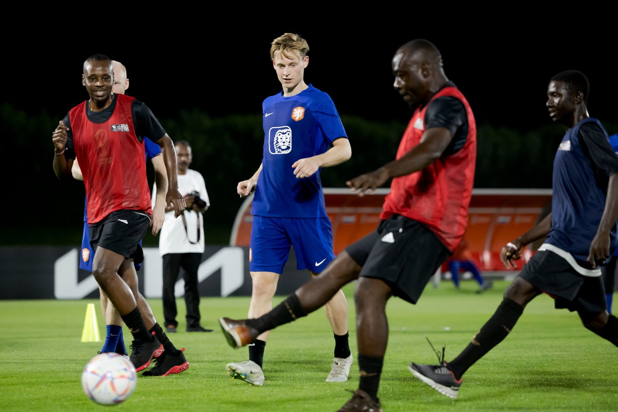 Mundial: Συγκινητική κίνηση των ομάδων – Έκαναν προπόνηση με τους εργάτες! (vid)