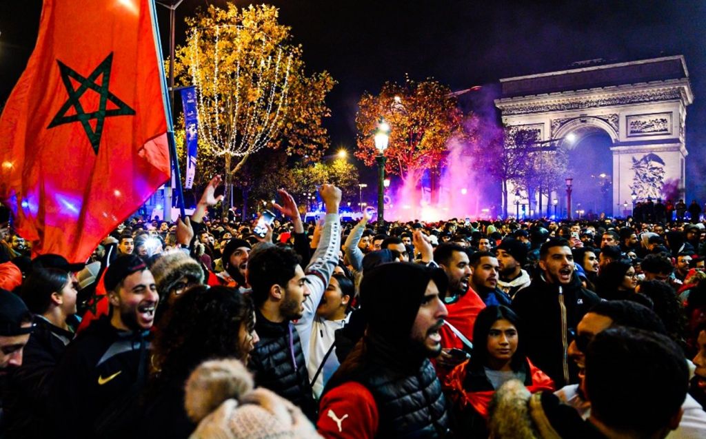 «Κατέλαβαν» το Παρίσι οι Μαροκινοί και αδημονούν για τον ημιτελικό με τους «τρικολόρ» (vids)
