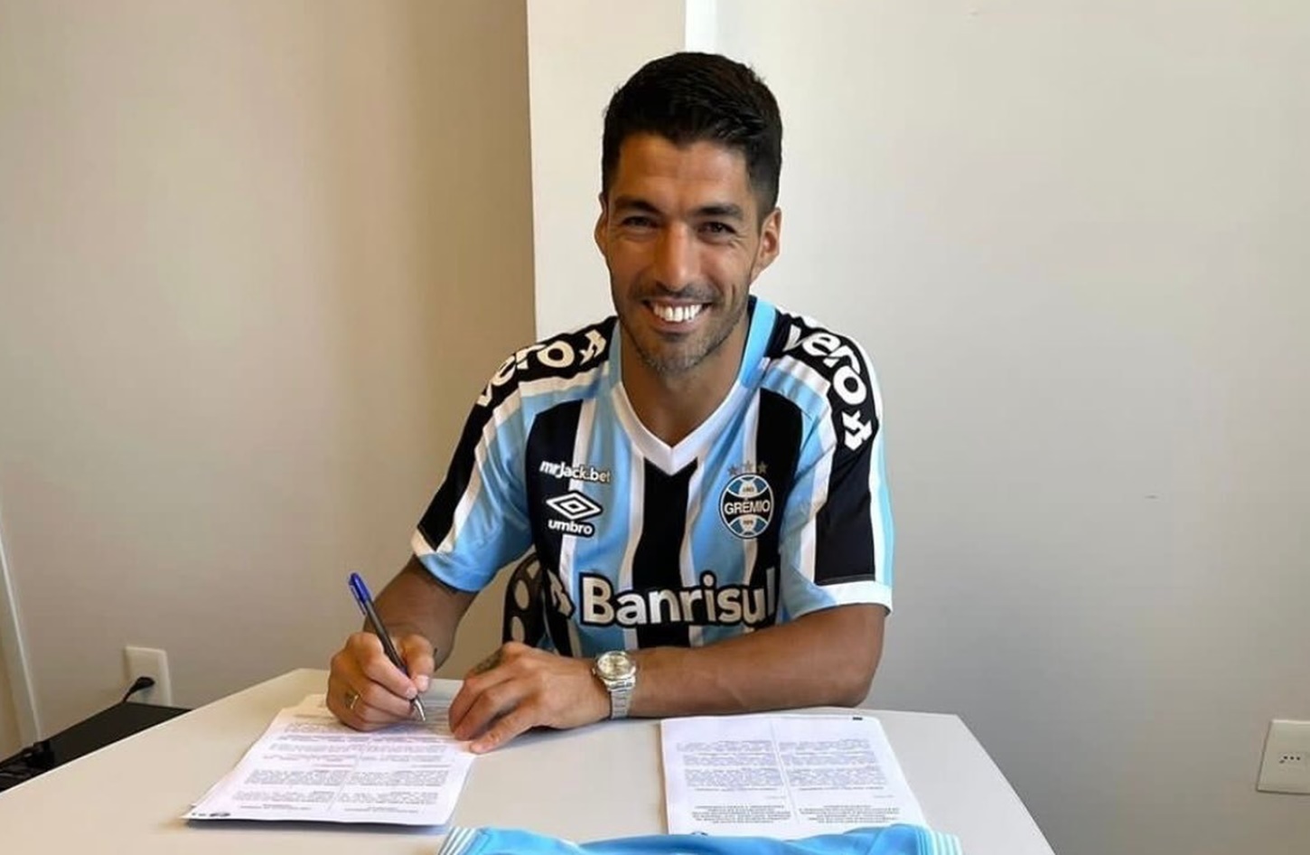 ΕΠΙΣΗΜΟ: Υπέγραψε στην Γκρέμιο ο Λουίς Σουάρες! (pic)