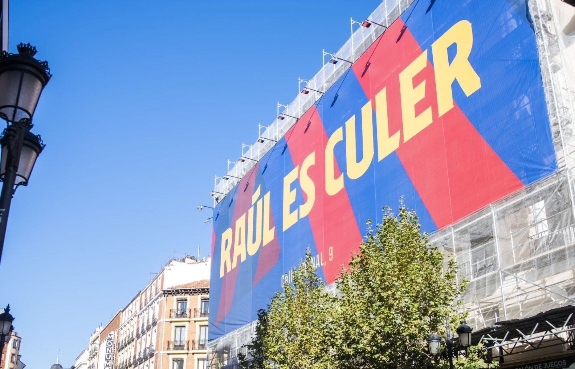 H Μπαρτσελόνα προκαλεί τη Ρεάλ – Τεράστιο μπάνερ στο κέντρο της Μαδρίτης (pic)