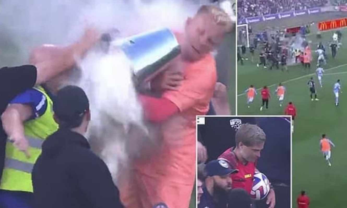 Κατάντια! Το ντέρμπι της Αυστραλίας διακόπηκε – Ντου και χτυπήματα στους παίκτες (vid)