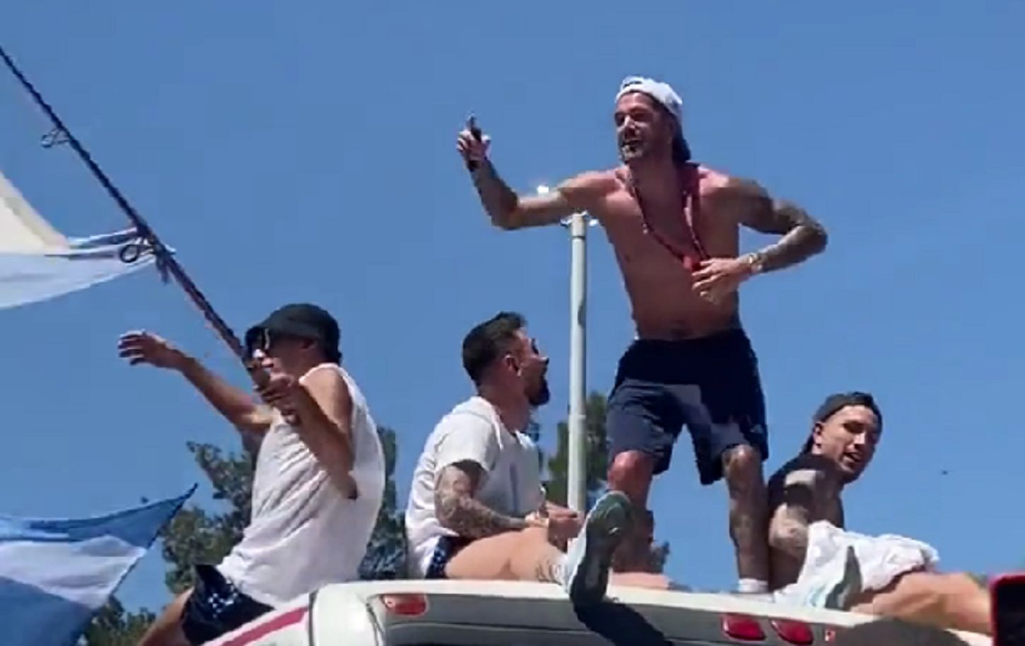 Αρχηγός και στους πανηγυρισμούς ο Μέσι – Το «κάτσε κάτω» στον Ντε Πολ! (vid)