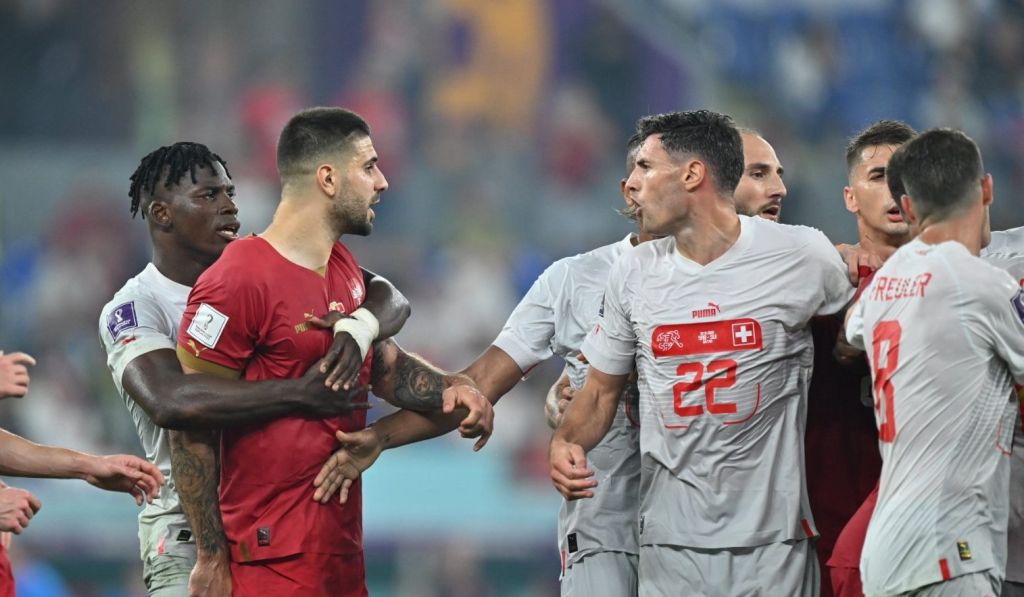 Ένταση, επεισόδια και χοντρά μπινελίκια: Τα είδαμε όλα στο Σερβία- Ελβετία! (vids)