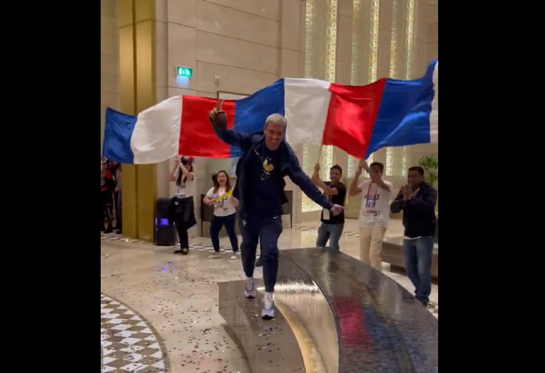 «Πασαρέλα» των Γάλλων θριαμβευτών στο ξενοδοχείο, show από Γκριεζμάν (vid)