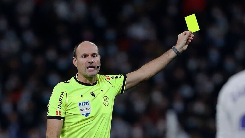 Νέο… ρεσιτάλ του Λαόθ στο ντέρμπι – Μοίρασε 14 κάρτες και έκανε ροντέο το ματς (pic)