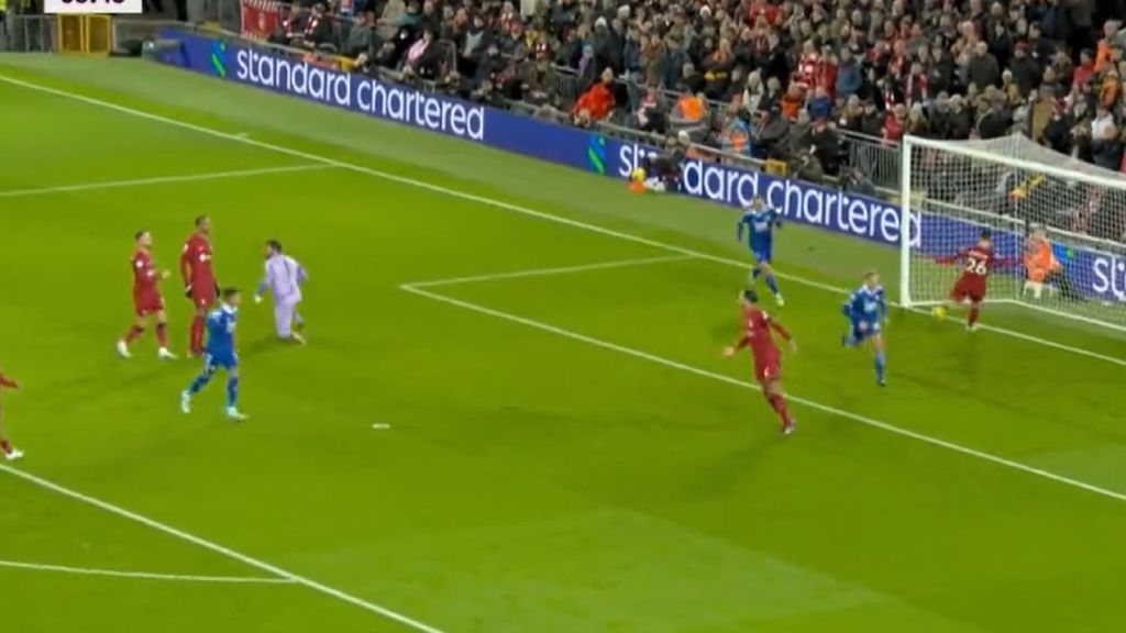Τα κάνει… μαντάρα στην άμυνα η Λίβερπουλ – Γκολ με τη… σέντρα η Λέστερ (vid)