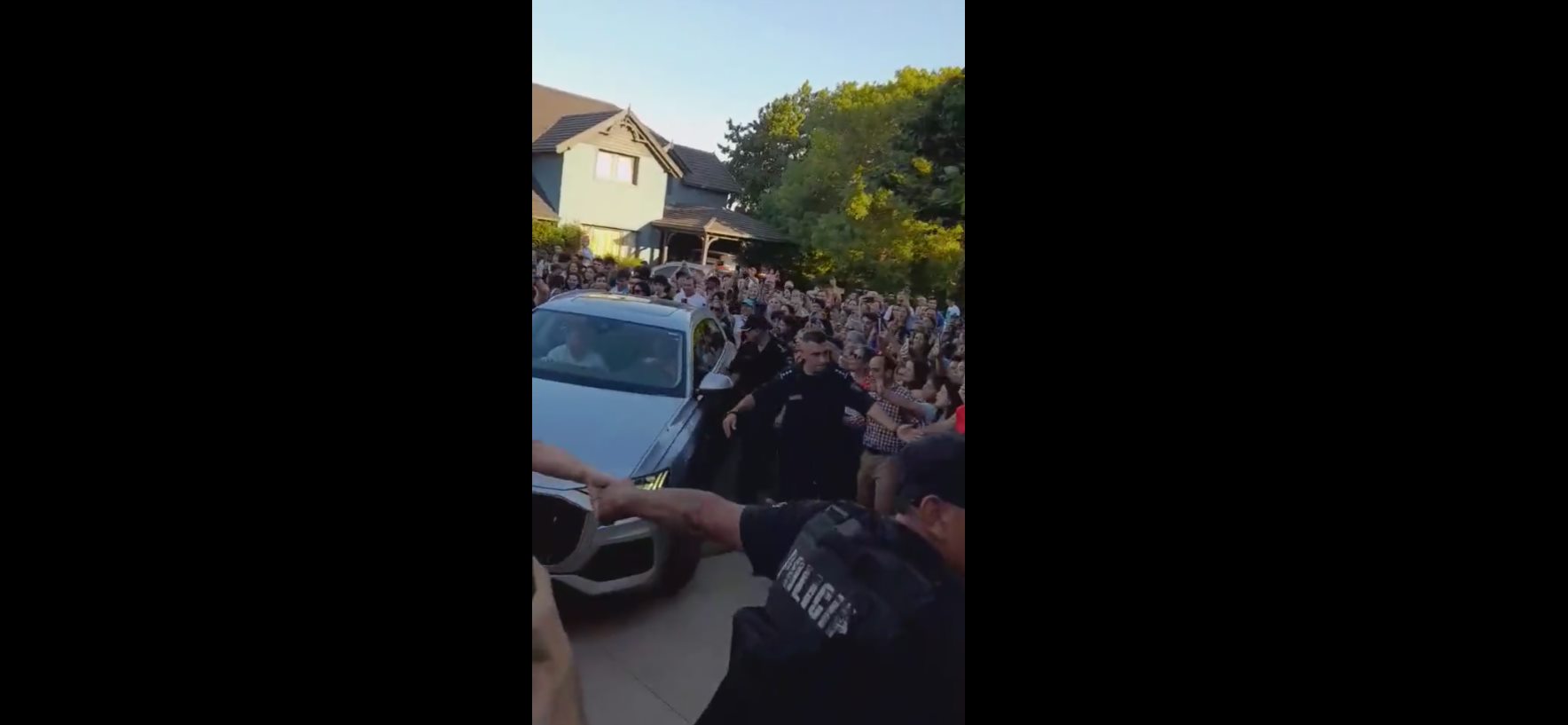 Μέσι, το μεγαλείο σου δεν τελειώνει: Επέστρεψε στη φτωχογειτονιά του και αποθεώθηκε! (vid)