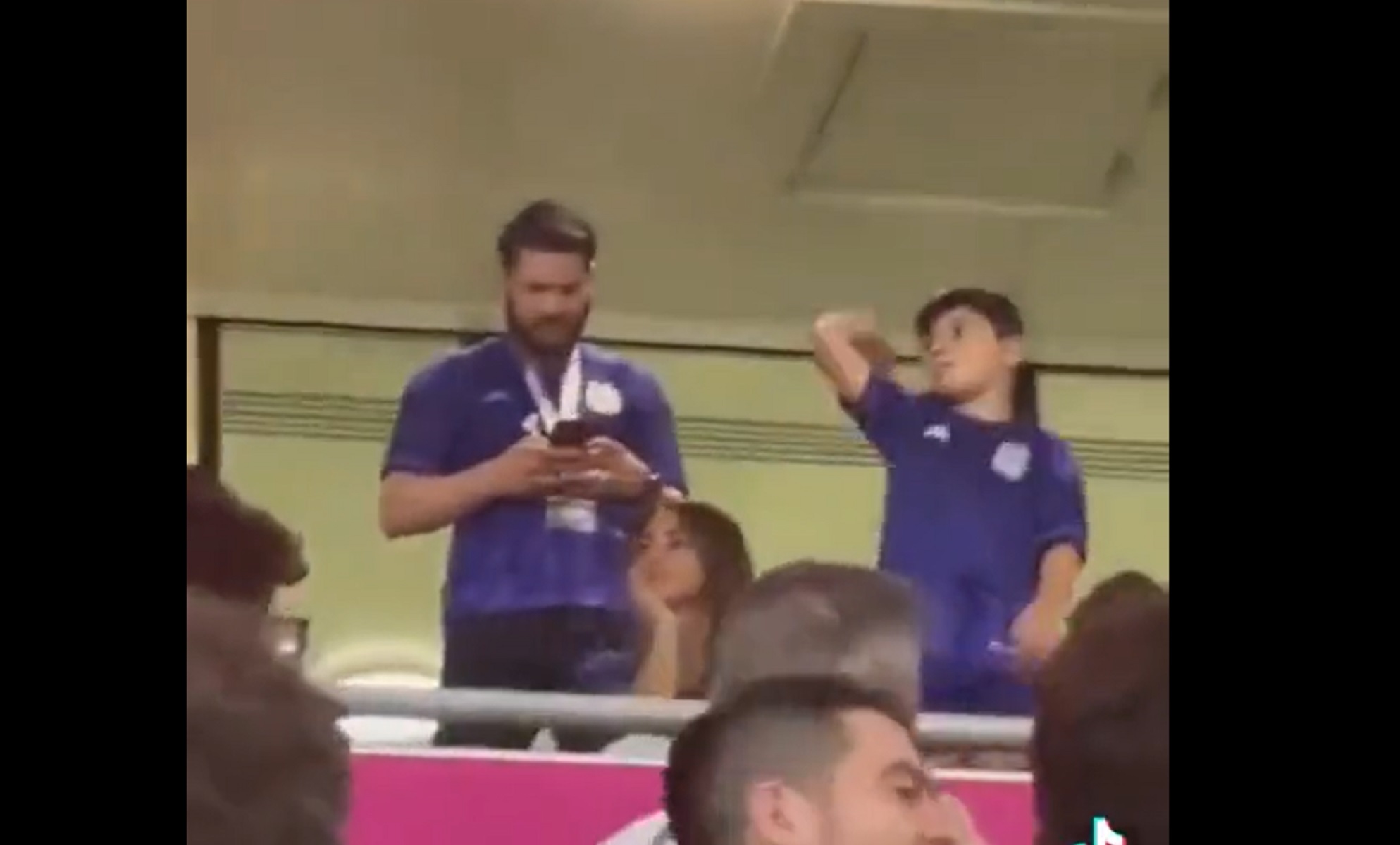 Τσαντίστηκε ο γιος του Μέσι και πέταξε τσίχλα στους οπαδούς της Αργεντινής (vid)